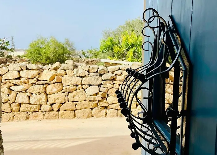 Traditional Entire Maisonette Close To Airport
