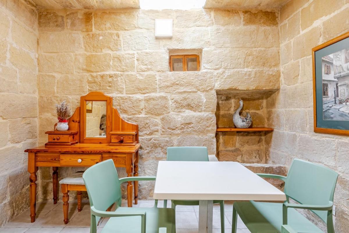 Traditional Entire Maisonette Close To Airport *