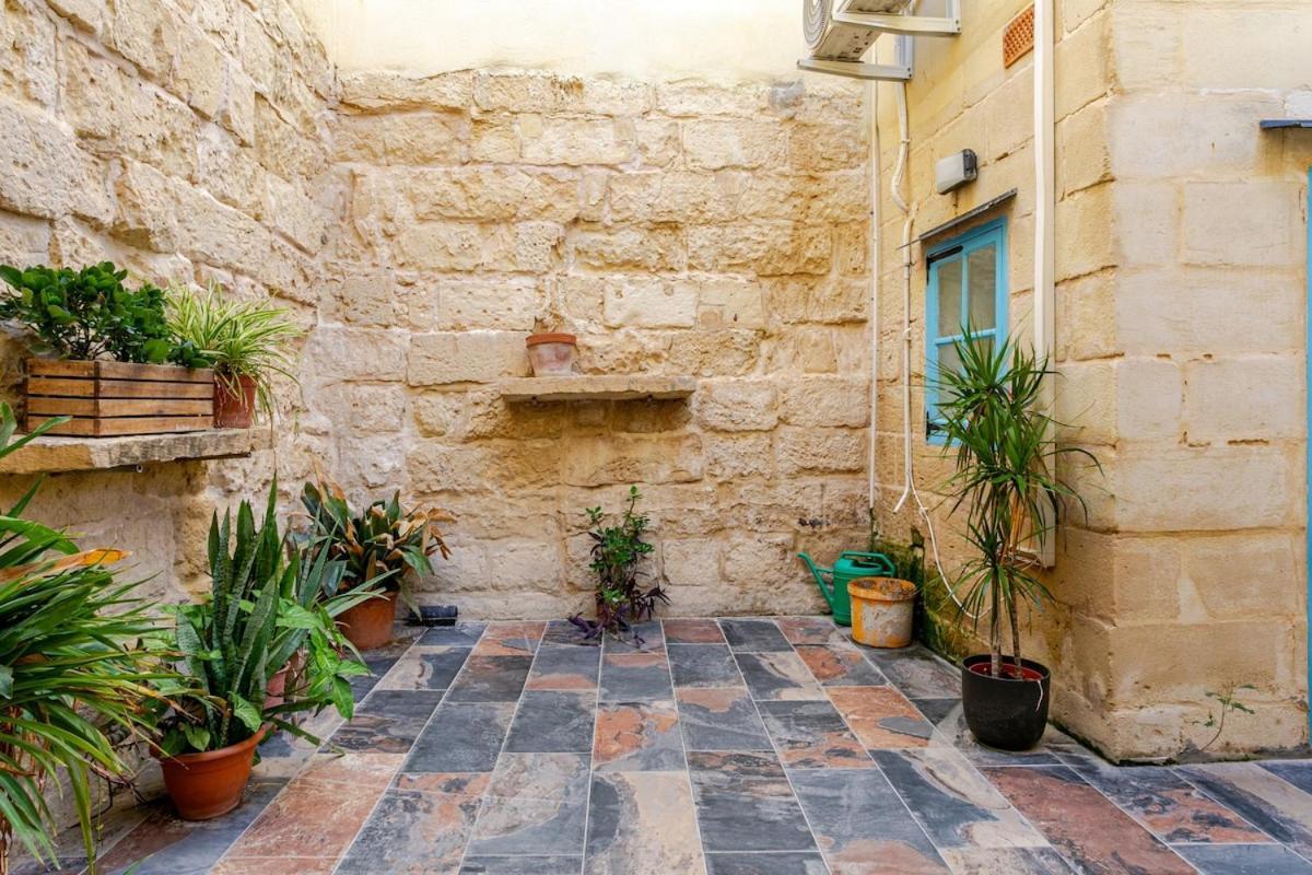 Traditional Entire Maisonette Close To Airport *
