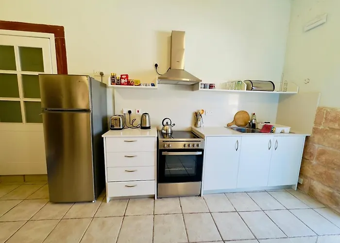 Traditional Entire Maisonette Close To Airport