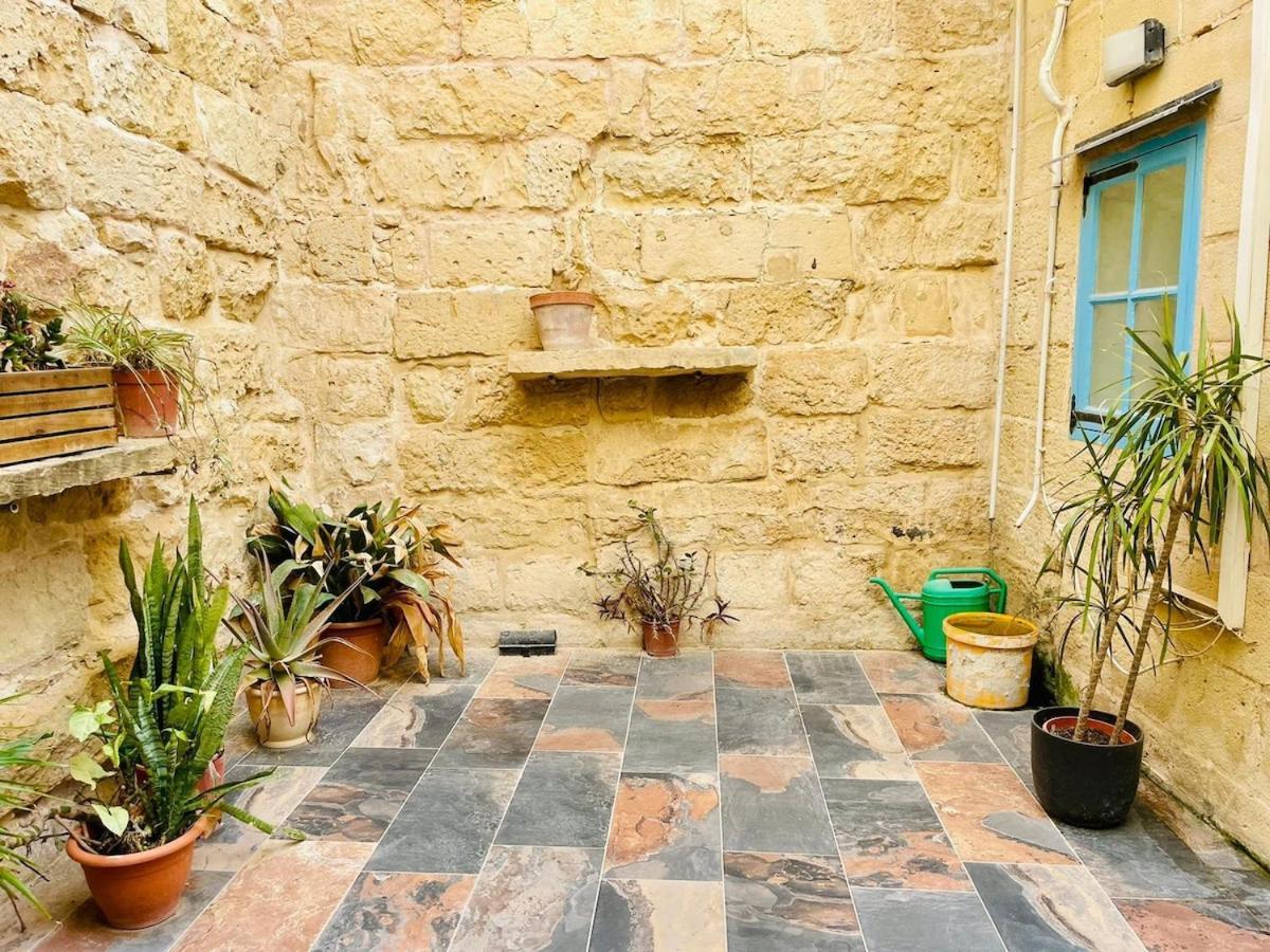 Traditional Entire Maisonette Close To Airport *