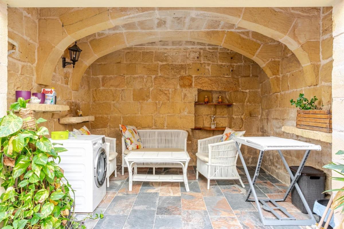 Traditional Entire Maisonette Close To Airport Apartment
