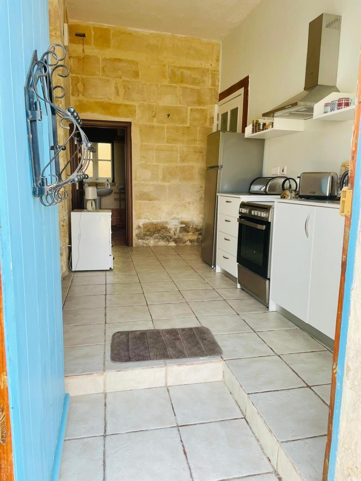 Apartment Traditional Entire Maisonette Close To Airport